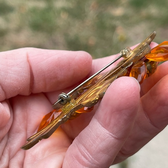 Vintage Amber Look Plastic Flower Brooch Matching Dangle Clip On Earrings Set - Picture 7 of 7